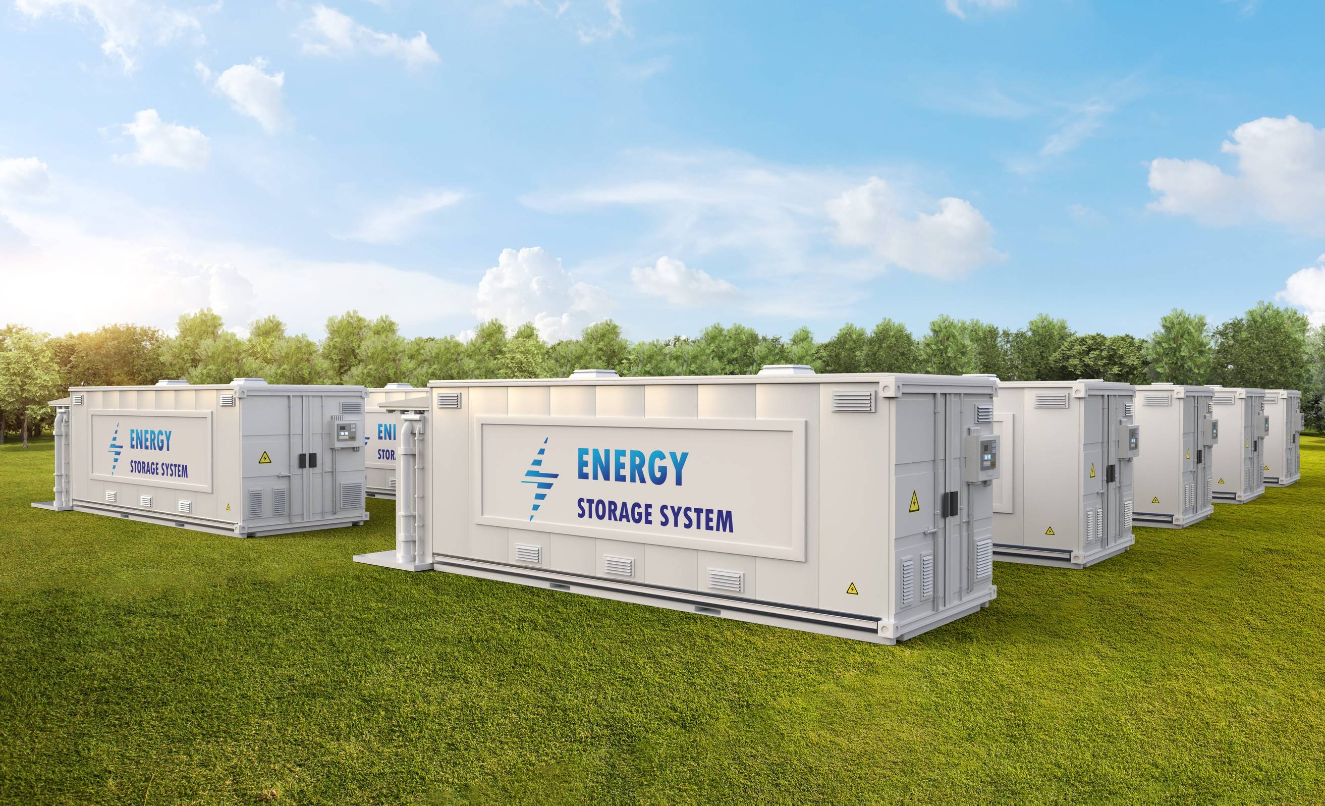 Mobilkran hebt einen BESS-Batteriespeicher-Container auf Betonfundament – Großanlage im Aufbau